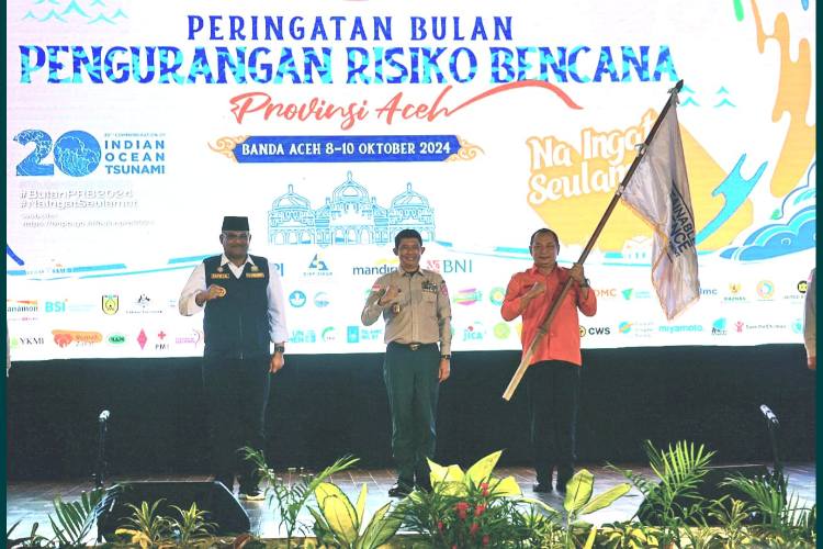 Terima Pataka dari BNPB, Jawa Timur Tuan Rumah Peringatan Bulan PRB Tahun 2025 