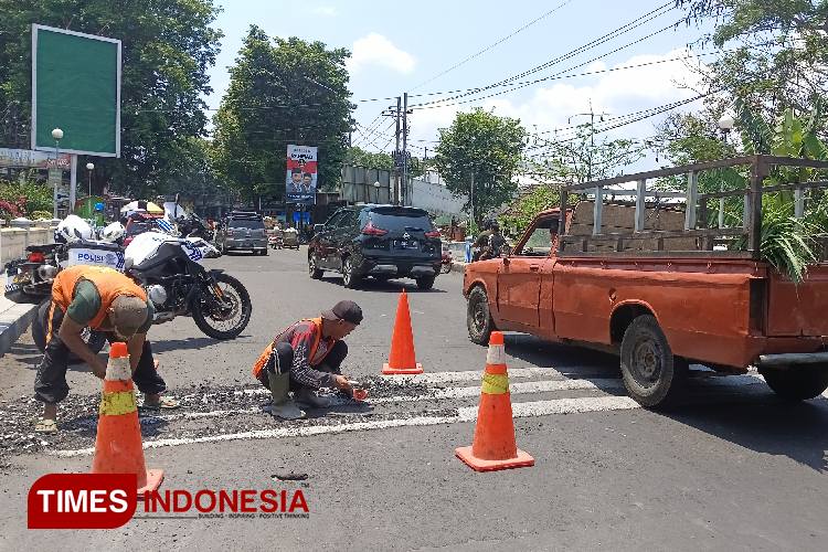 Pengendara Hampir Terpelanting, Pita Kejut Depan Polres Bondowoso Diperbaiki