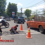 Pengendara Hampir Terpelanting, Pita Kejut Depan Polres Bondowoso Diperbaiki