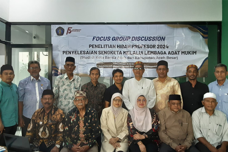 Foto bersama usai acara FGD (Focus Group Discussion) yang dihadiri oleh 11 pimpinan Mukim se Aceh Besar dan Kota Banda Aceh (FOTO: Dokumentasi Prof Moh Fadli)