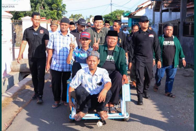 Cabup Banyuwangi Gus Makki Diarak Becak Keliling Kampung