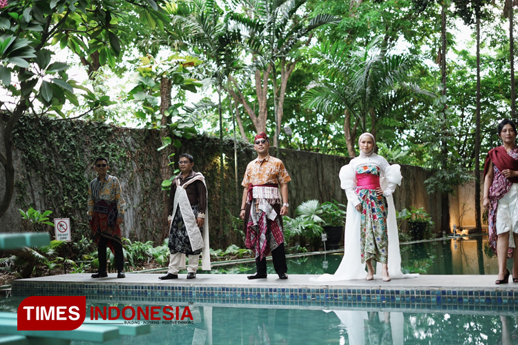 Meriahnya Karnaval Batik di Mercure Surabaya Grand Mirama, Berlatar Kolam Renang yang Asri