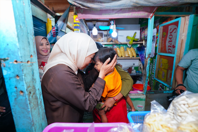 Blusukan ke Pasar Soponyono, Khofifah Apresiasi Kondisi Pasar yang Ramai Pembeli