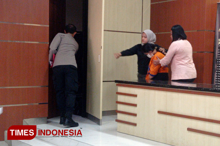 Akibat meminumkan obat berlebihan, seorang pengasuh bayi ditahan tim Renakta Dirreskrimum Polda Jatim. (Foto: Hamida/TIMES Indonesia)