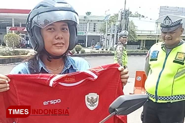 Beberapa pengendara mendapatkan bingkisan kaos Jersey Timnas Indonesia pada giat operasi zebra candi 2024 Satlantas polres Pemalang. (Foto: Ragil/TIMES Indonesia)
