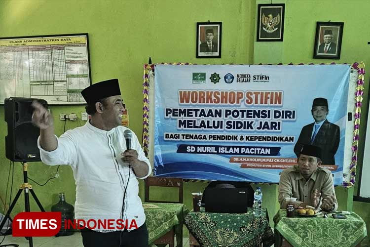 Promotor STIFin Dr. H. Kholifi, M.Pd, menjelaskan pada guru SD Nuris. (Foto: Rojihan/TIMES Indonesia)