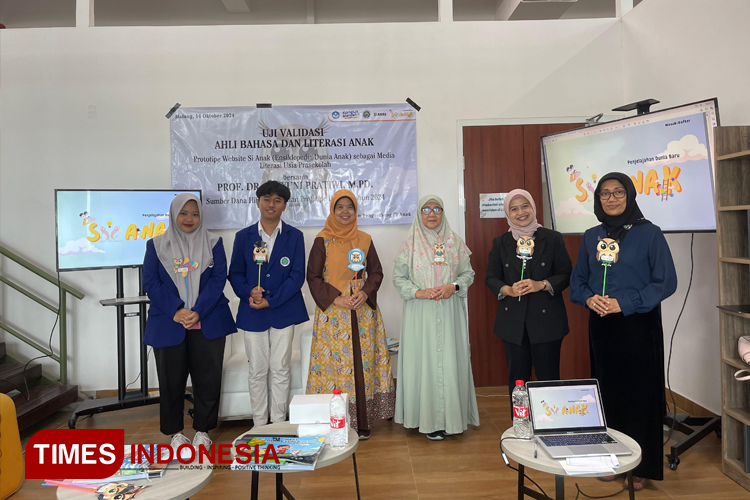 Validator Prof. Dr. Hj. Yuni Pratiwi, M. Pd bersama para peneliti yang melakukan uji validasi terhadap produk penelitian pengembangan website Ensiklopedia Dunia Anak. (Foto: Afifah FItri Wahyuningtyas/Universitas Negeri Malang)