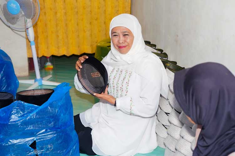 Khofifah Dorong Kampung Produksi Kopyah di Gresik Jadi Desa Devisa, Bisa Tembus Pasar Global