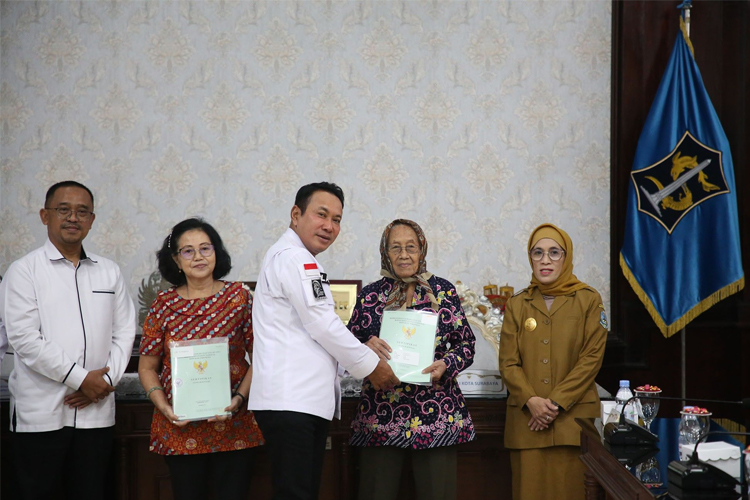 Pemkot Surabaya Serahkan 39 Sertifikat HGB kepada Warga Pemegang Surat Ijo
