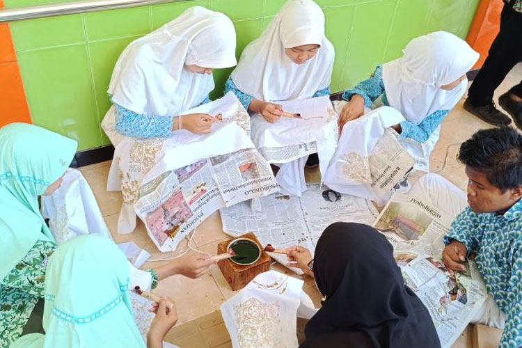 Kegiatan workshop membatik bagi pelajar se-kecamatan Winongan, oleh AQUA Keboncandi. (Foto: dok Aqua)