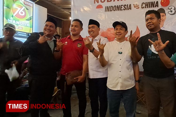 Lesehan Bareng Ratusan Suporter, Abah Anton Meriahkan Nobar Timnas di Kayutangan Malang