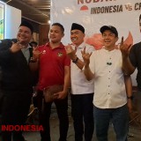 Lesehan Bareng Ratusan Suporter, Abah Anton Meriahkan Nobar Timnas di Kayutangan Malang