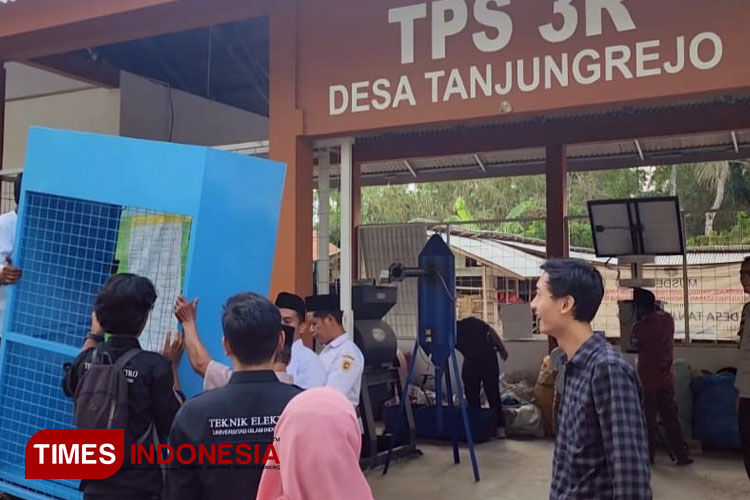 Bantuan Alat Penghancur Sampah Pampers, Timbangan Digital dan Pendeteksi Hama diterima di Gedung Bank Sampah Resik Apik Desa Tanjungrejo. (Foto: Hery Priyantono/ TIMES Indonesia)