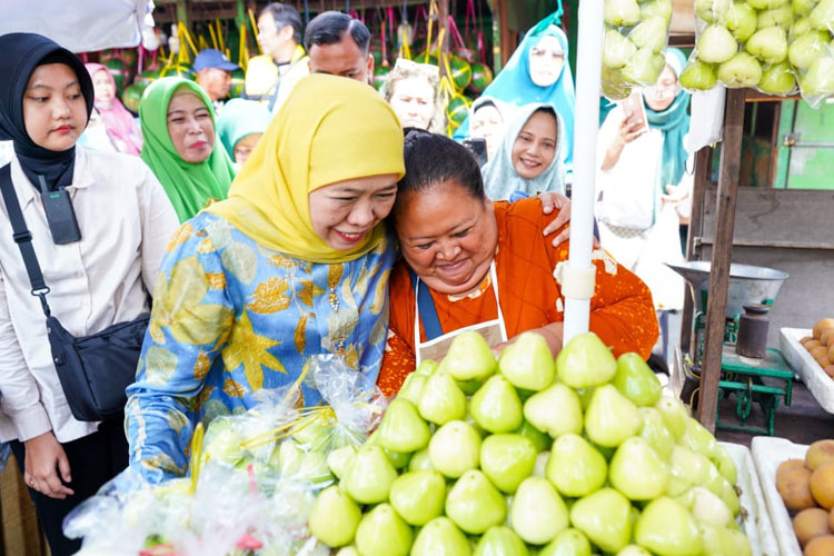 Sambang Pasar Sepanjang Sidoarjo, Khofifah Apresiasi Buah Lokal Jatim Berkualitas Premium