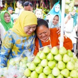 Sambang Pasar Sepanjang Sidoarjo, Khofifah Apresiasi Buah Lokal Jatim Berkualitas Premium