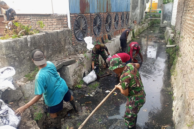 TNI dan Masyarakat Bersihkan Sungai Tembusan Sier Dalam Rangka HUT ke-79 TNI