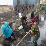 TNI dan Masyarakat Bersihkan Sungai Tembusan Sier Dalam Rangka HUT ke-79 TNI