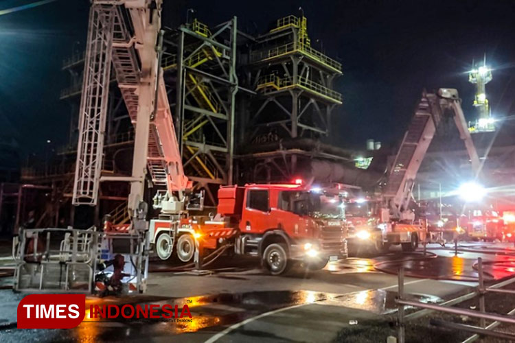 Mobil Bronto Skylift Petrokimia Berhasil Jinakkan Kebakaran di Smelter Gresik