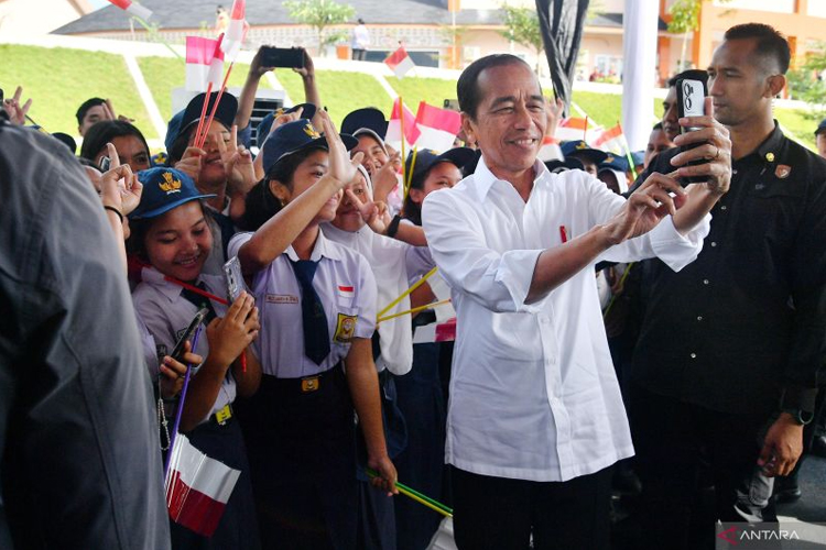Presiden RI Joko Widodo berswafoto dengan warga di sela-sela peresmian Bendungan Lausimeme di Kabupaten Deli Serdang, Sumatera Utara, Rabu (16/10/2024). (FOTO: ANTARA/HO-Biro Pers Sekretariat Presiden)