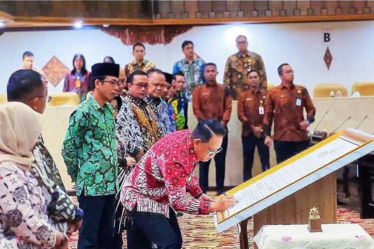 Pj Gubernur Adhy Jadi Saksi Komitmen Bersama Anti Korupsi DPRD Jatim