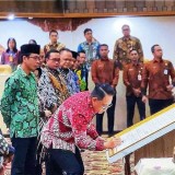 Pj Gubernur Adhy Jadi Saksi Komitmen Bersama Anti Korupsi DPRD Jatim