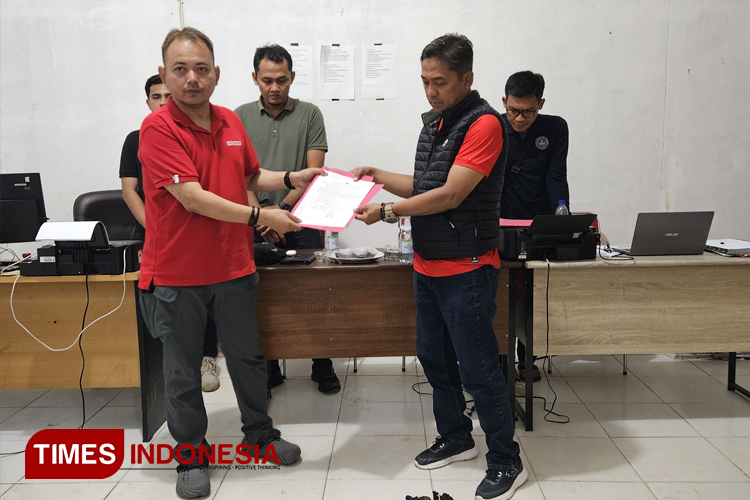 Serah terima sampel barang bukti dari ledakan speedboat BELA 72, diserahkan oleh Kapolres Pulau Taliabu, AKBP Totok Handoyo kepada Koordinator Puslabfor Polri. (Foto: Husen Hamid TIMES Indonesia)