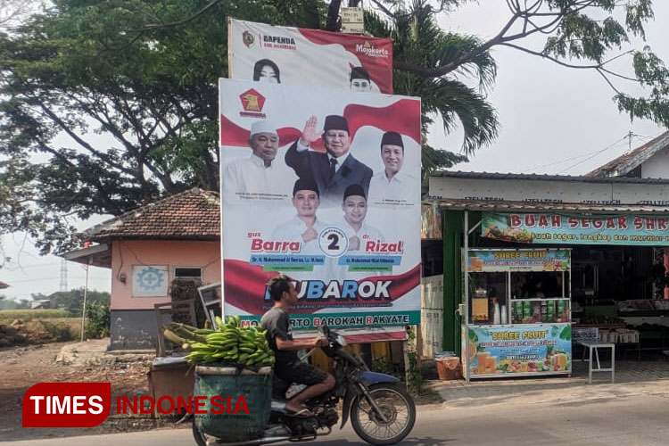 Spanduk Pemerintah Ditutupi APK, Pemkab Mojokerto Angkat Bicara