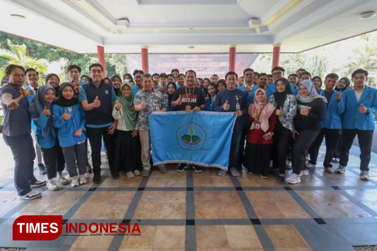 Direktur Polije saat melepas mahasiswa ke PIMNAS di universitas Airlangga. (FOTO: AJP TIMES Indonesia)