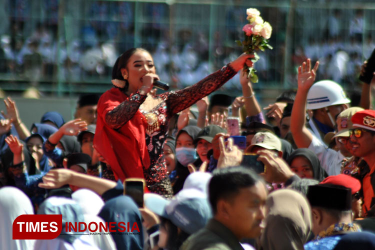 Peserta Upacara Hari Jadi Kota Batu Dihibur Niken Salindry