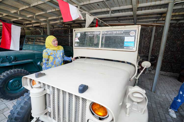 Kunjungi Produksi Mobil Klasik di Sidoarjo, Khofifah Puji Keunggulan Industri Otomotif Handmade