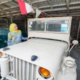 Kunjungi Produksi Mobil Klasik di Sidoarjo, Khofifah Puji Keunggulan Industri Otomotif Handmade