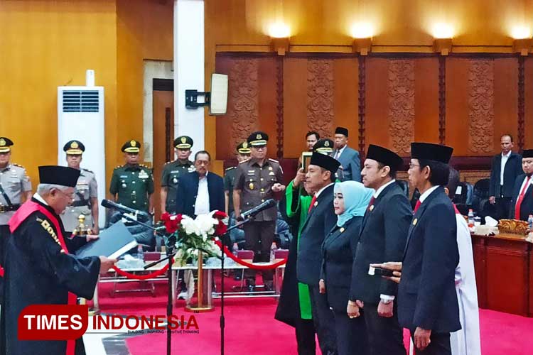 4 Pimpinan DPRD Kota Surabaya Resmi Mengucap Janji, Selesaikan AKD, Besok Langsung Bekerja