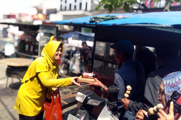 Koramil Tajinan Gelar Kegiatan Jumat Barokah, Beri Bantuan Sosial di Pasar Tajinan