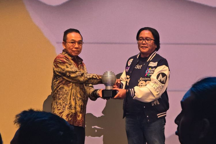 Muatmuat, aplikasi ekosistem logistik digital pertama di Indonesia, berhasil meraih penghargaan bergengsi sebagai Logistic Service Through Apps of The Year dalam Marketeers Editor’s Choice Award 2024.(Dok.muatmuat)