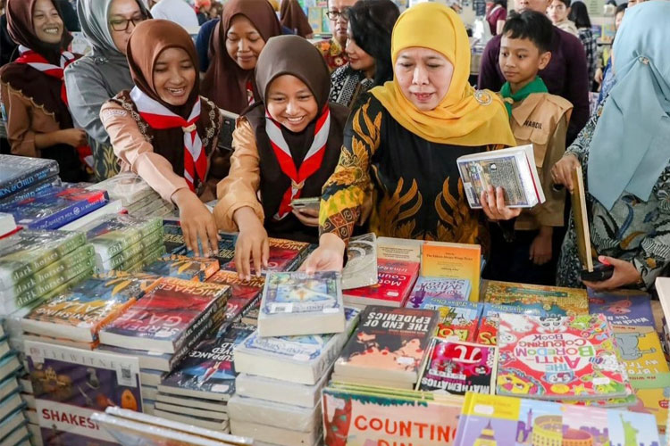 Hari Perpustakaan Sekolah, Khofifah Dorong Inovasi Digital untuk Tingkatkan Literasi