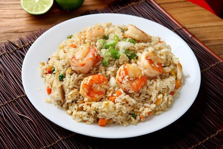 Indonesian way of serving fried rice. (Photo: Pinterest)