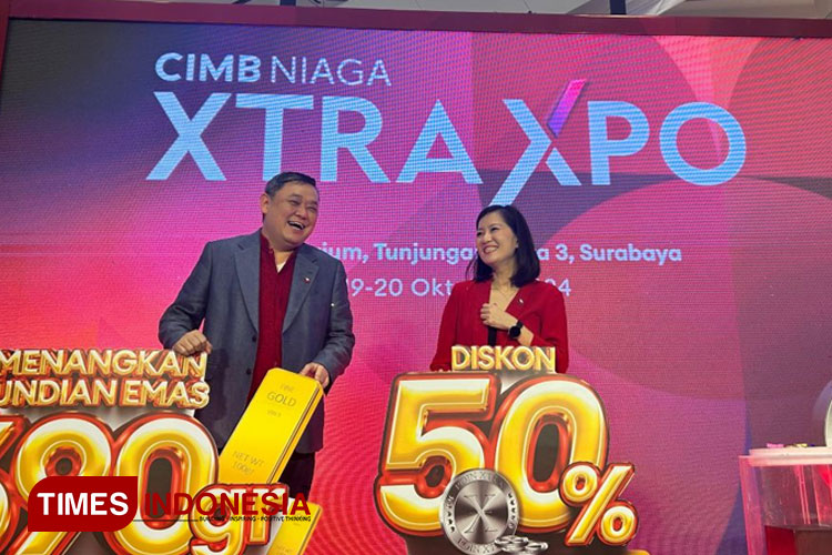 Direktur Consumer Banking CIMB Niaga Noviady Wahyudi (kiri) berbincang dengan Head of Region Jawa Timur CIMB Niaga Rhena Octaria (kanan) pada pembukaan signature event CIMB Niaga XTRA XPO di Surabaya, Sabtu (19/10/2024). (Foto : Lely Yuana)