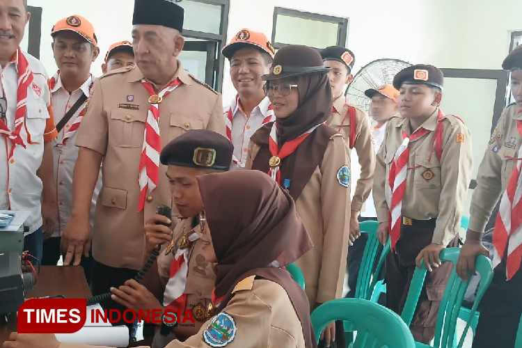 Peserta JOTA JOTI di Kota Banjar diperkenalkan dengan teknis penggunakan radio amatir untuk berkomunikasi dengan dunia. (Foto: Susi/TI)