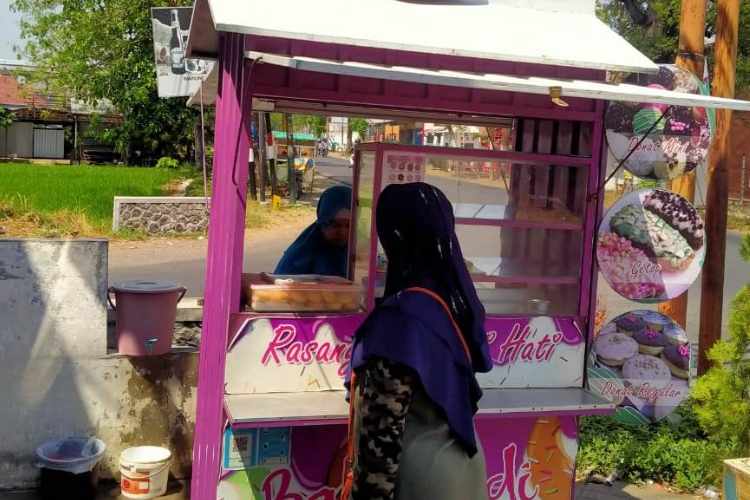 Gerai-Baba-Widi-Donuts-yang-berdiri-di-Alfamart-bf8fe6c49d3078f4b.jpg