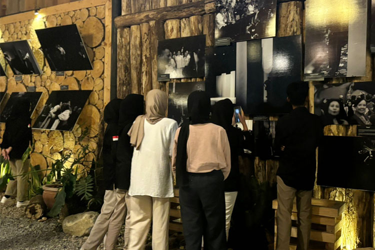 The Unstage by Bayumaha, Pameran Foto Hitam Putih di Balik Gemerlap Indonesia Fashion Week