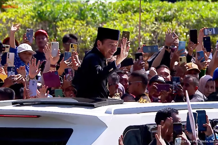 Presiden ke-7 Jokowi menaiki Maung Garuda bersama Presiden Prabowo Subianto untuk menuju Bandara Halim. (FOTO: YouTube Sekretariat Presiden)