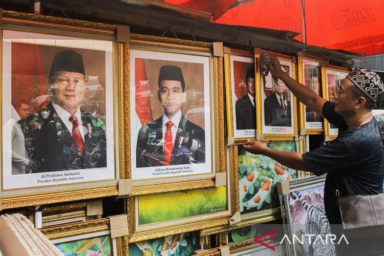 Penjual menata foto Presiden dan Wakil Presiden terpilih Prabowo Subianto dan Gibran Rakabuming Raka di Pasar Baru, Jakarta, Senin (14/10/2024). (ANTARA FOTO/Zaky Fahreziansyah)