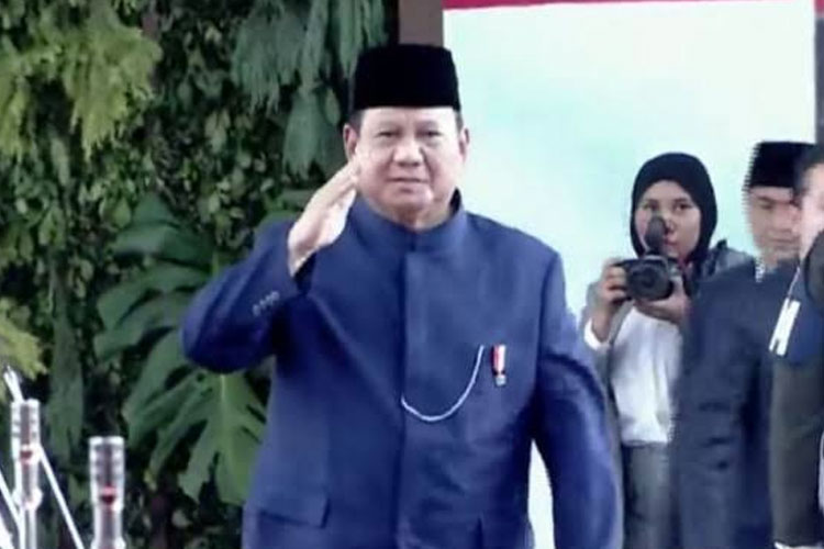 Prabowo - Gibran Kompak Pakai Beskap Betawi