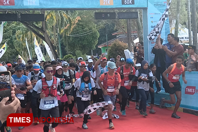 Start para runner Bontang International Ultra Trail 2024 di kategori 21K, Minggu (20/9/2024). (Foto: Kusnadi/TIMES Indonesia)