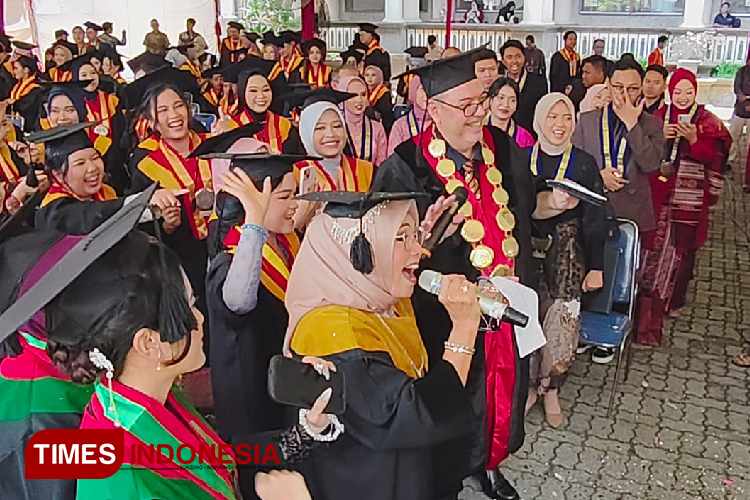 Wisuda ke-76 STIE Malang Kucecwara, Mahasiswa Sudah Bekerja Sebelum Lulus