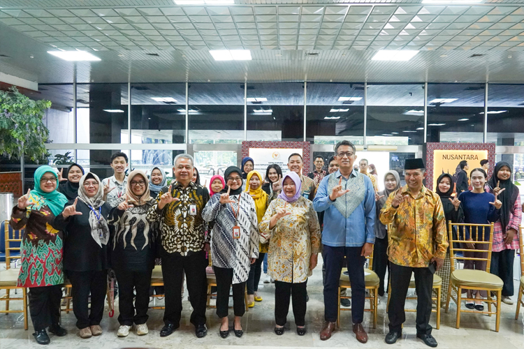 Plt Sekretaris Jenderal MPR RI, Siti Fauziah, bersama jajaran humas MPR berfoto bersama usai pembukaan acara Pameran Perpustakaan dan Museum di kompleķs parlemen. (Foto: MPR RI)