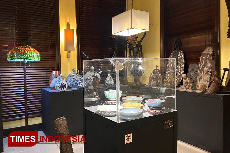 Benda-benda antik ditampilkan dalam pameran Artifact Exhibition The Secret of Archipelago di Resto Nine Surabaya.(Foto : Lely Yuana/TIMES Indonesia)