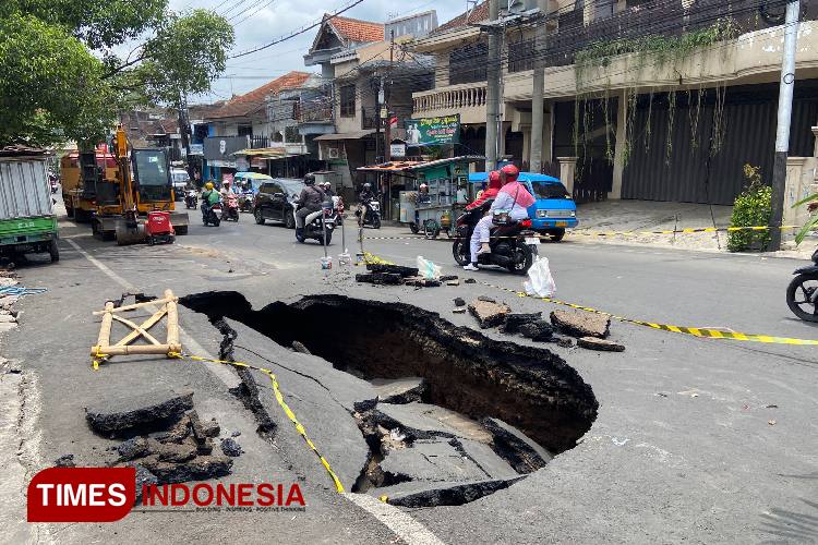 Aspal di Muharto Kota Malang Mendadak Ambles, Diduga Akibat Hujan Lebat