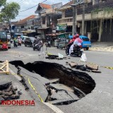 Aspal di Muharto Kota Malang Ambles, Diduga Akibat Hujan Lebat