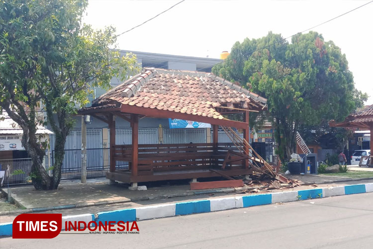 Pembangunan PT Tomoland Diduga Asal-asalan, Gazebo Taman Joyogrand Malang Kena Imbasnya